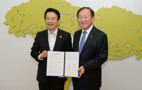 14일 오전 경기도지사 집무실에서 남경필 경기지사(왼쪽)와 김주하 은행장이 '빅데이터 활성화를 위한 업무협력 MOU'를 체결한 후 기념촬영을 하고 있다. NH농협은행 제공.